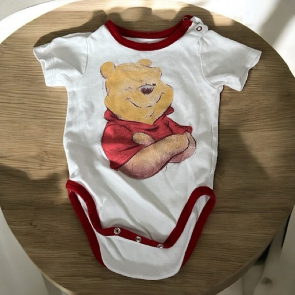 🔴DISNEY STORE: Boy 18 M, Winnie the Pooh theme short sleeve bodysuit preowned🔴